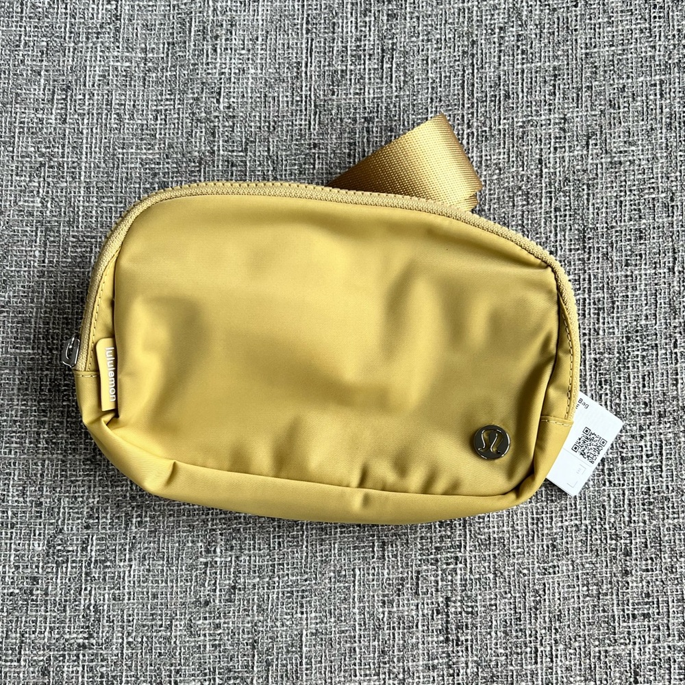 *SOLD* NWT Everywhere Belt Bag - Golden Sand